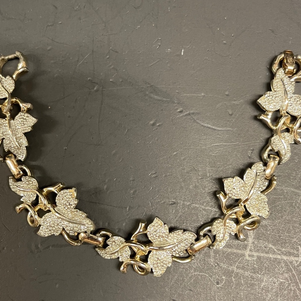 Sarah Coventry Signed Grape Leaf Hinged Clasp Vintage Bracelet
